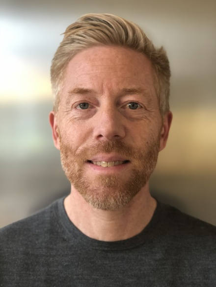 Martin Bergman, legitimerad naprapat med över 15 års erfarenhet av behandling av rygg-, nacke- och ledproblem, i sin professionella behandlingsrock på Vasastans Naprapatmottagning i Stockholm